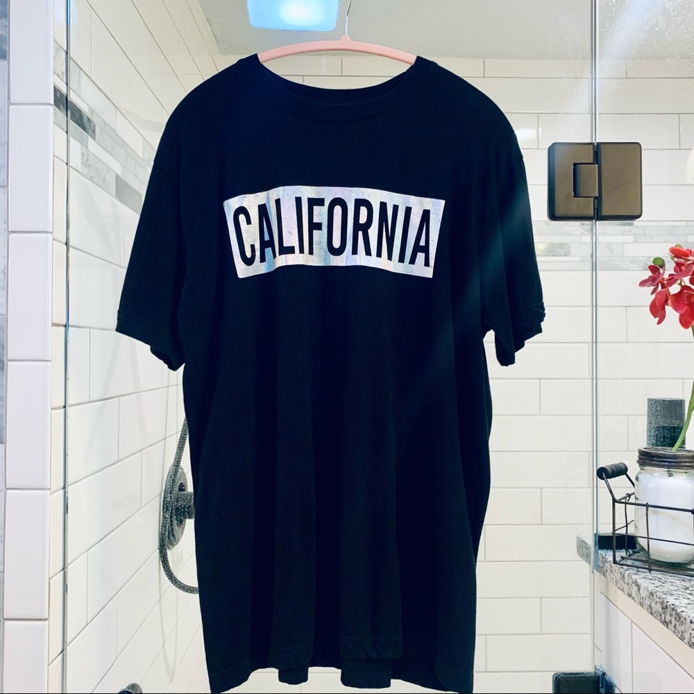 California T-shirt Black with California in an iridescent Silver Sz. L